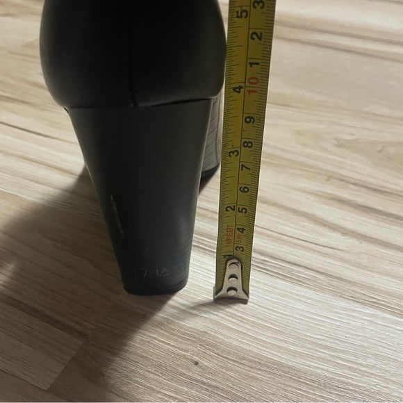 JustFab faux leather heel booties size 8 - Picture 6 of 7